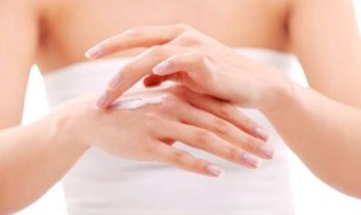 Κορίτσι εφαρμόζει αλοιφή στο χέρι της