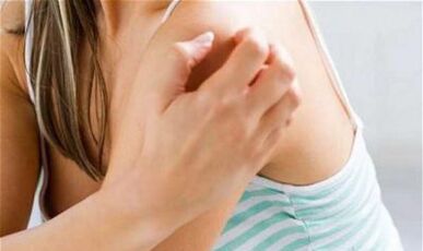 Κορίτσι ξύνει τον ώμο της